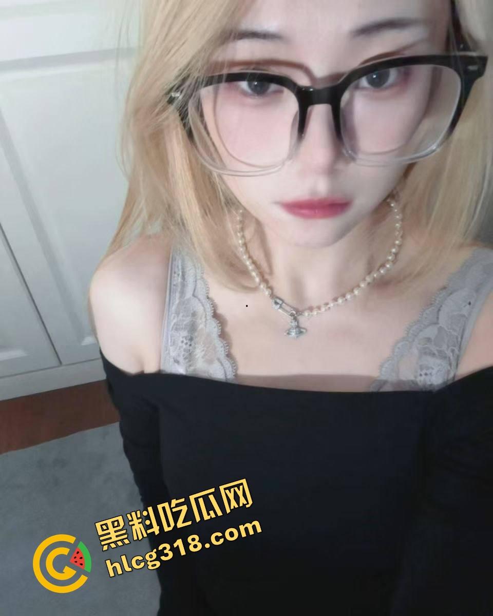 就好这口，逼水被打出来的母狗最带感，不叫不哭只会喷水，抽一鞭就高潮，SM玩成了喷泉表演！