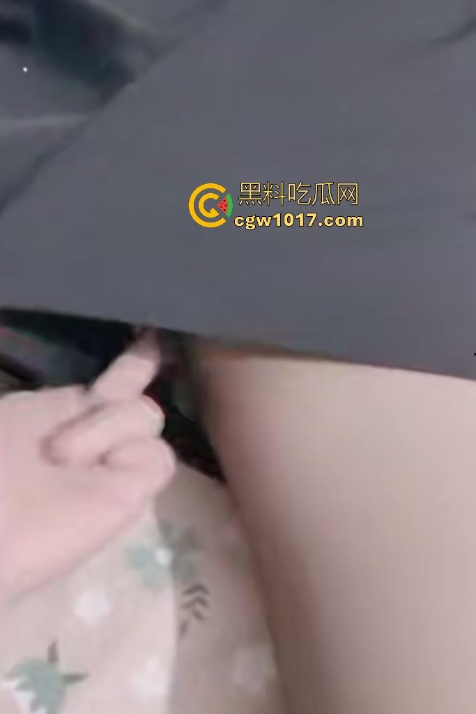 海角极品后妈主动找儿子,老爸隔壁酒醉打呼噜,后妈穿黑丝潜入儿子房主动足交,太久没射的儿子内射拔出还在喷!-5