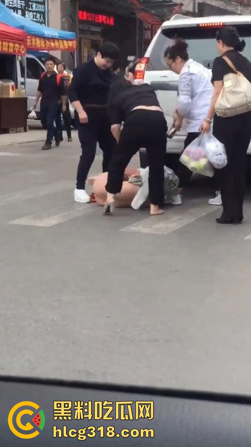 原配带姐妹当街扒光小三,翘臀美腿性感身材全裸露,暴力踹逼踢的美女嗷嗷叫,难怪老公会出轨呢!-4