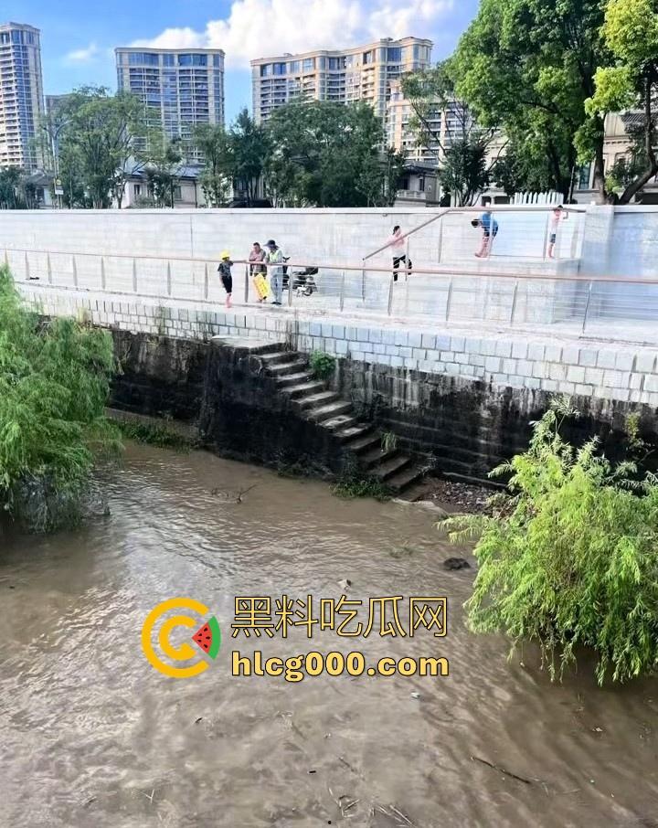好悬啊!杭州闻堰突然大潮,小朋友在河边玩,未及时发觉被洪水冲走,还好及时抓住了树枝解救,险象环生!-2
