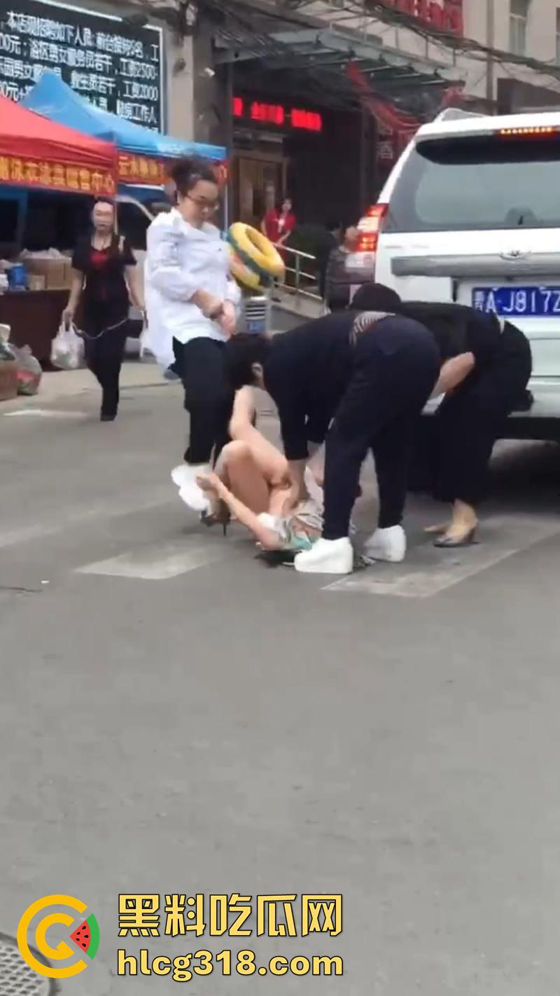 原配带姐妹当街扒光小三,翘臀美腿性感身材全裸露,暴力踹逼踢的美女嗷嗷叫,难怪老公会出轨呢!-6