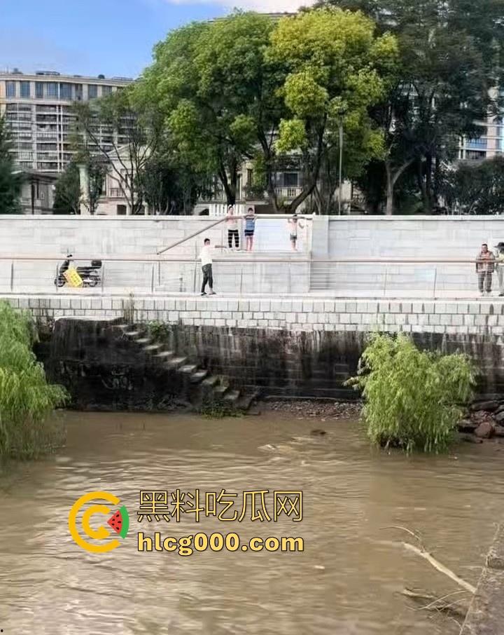 好悬啊!杭州闻堰突然大潮,小朋友在河边玩,未及时发觉被洪水冲走,还好及时抓住了树枝解救,险象环生!-3
