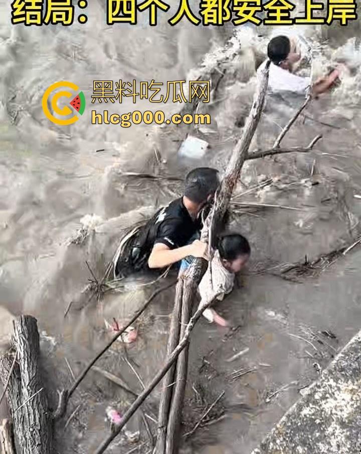 好悬啊!杭州闻堰突然大潮,小朋友在河边玩,未及时发觉被洪水冲走,还好及时抓住了树枝解救,险象环生!-4
