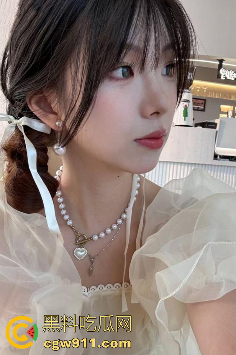 南京艺术学院舞蹈生【江梦研】，背着男友偷情大屌体育生，纤细的身体被粗大鸡巴爆操抽插，这身材真诱人啊！