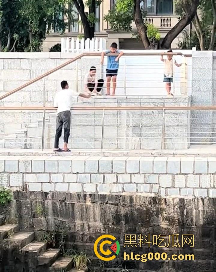 好悬啊!杭州闻堰突然大潮,小朋友在河边玩,未及时发觉被洪水冲走,还好及时抓住了树枝解救,险象环生!-5