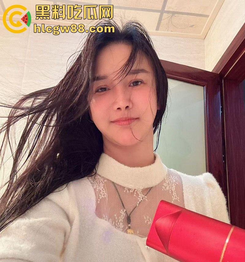 上海反差人妻【李晓晓】背着老公出轨偷情 被炮友调教成极品母狗 经常与好兄弟分享多人群P