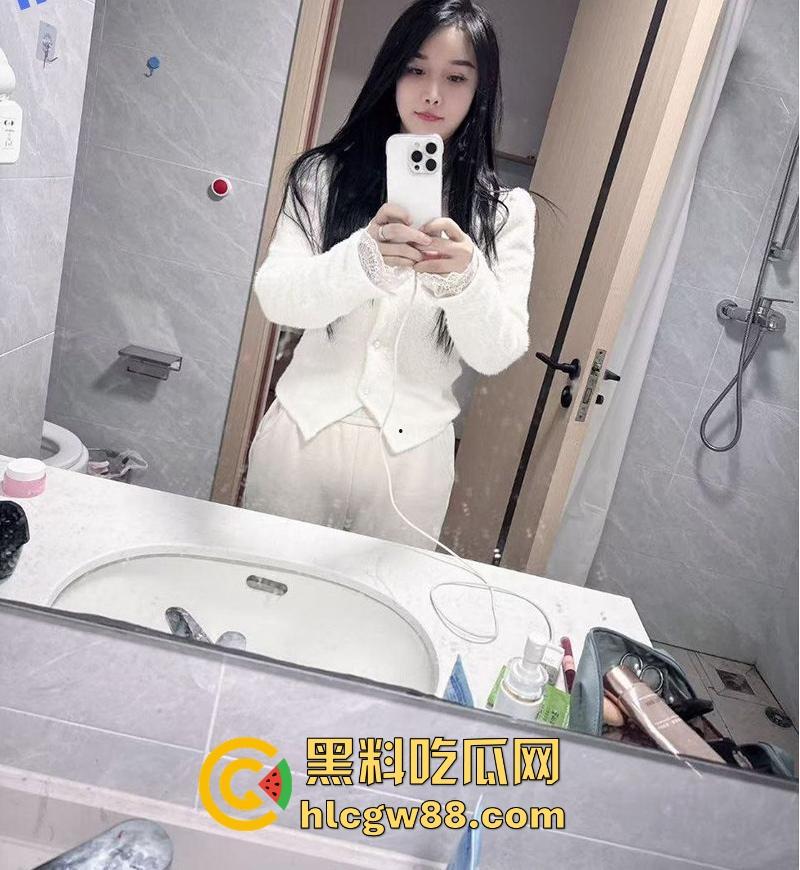 上海反差人妻【李晓晓】背着老公出轨偷情 被炮友调教成极品母狗 经常与好兄弟分享多人群P-3