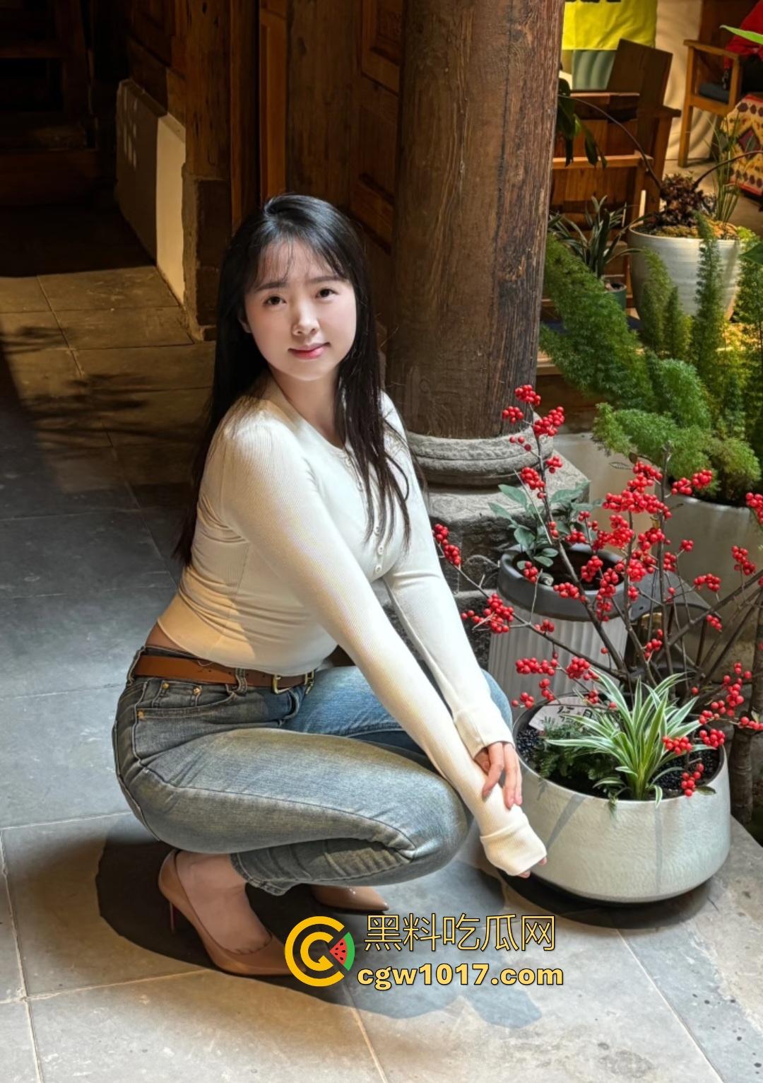 海角大神带肥臀姐姐野外露营，偷偷下药还假装害怕，钻帐篷里狂抠姐姐骚穴喷水，这弟弟最精了内射进去说是尿液！