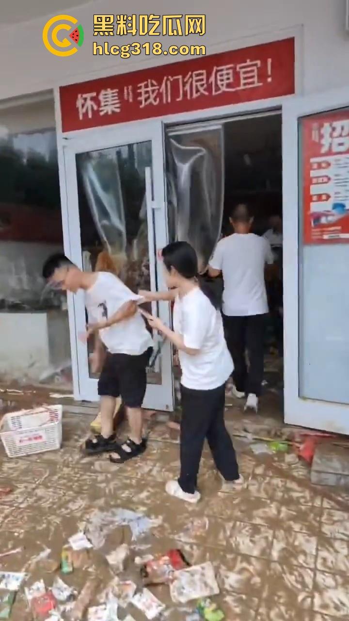 一场水灾,人性尽显!广东肇庆怀集水灾后,赵一鸣零食店遭到疯抢,竟然在广东看到0元购!-4
