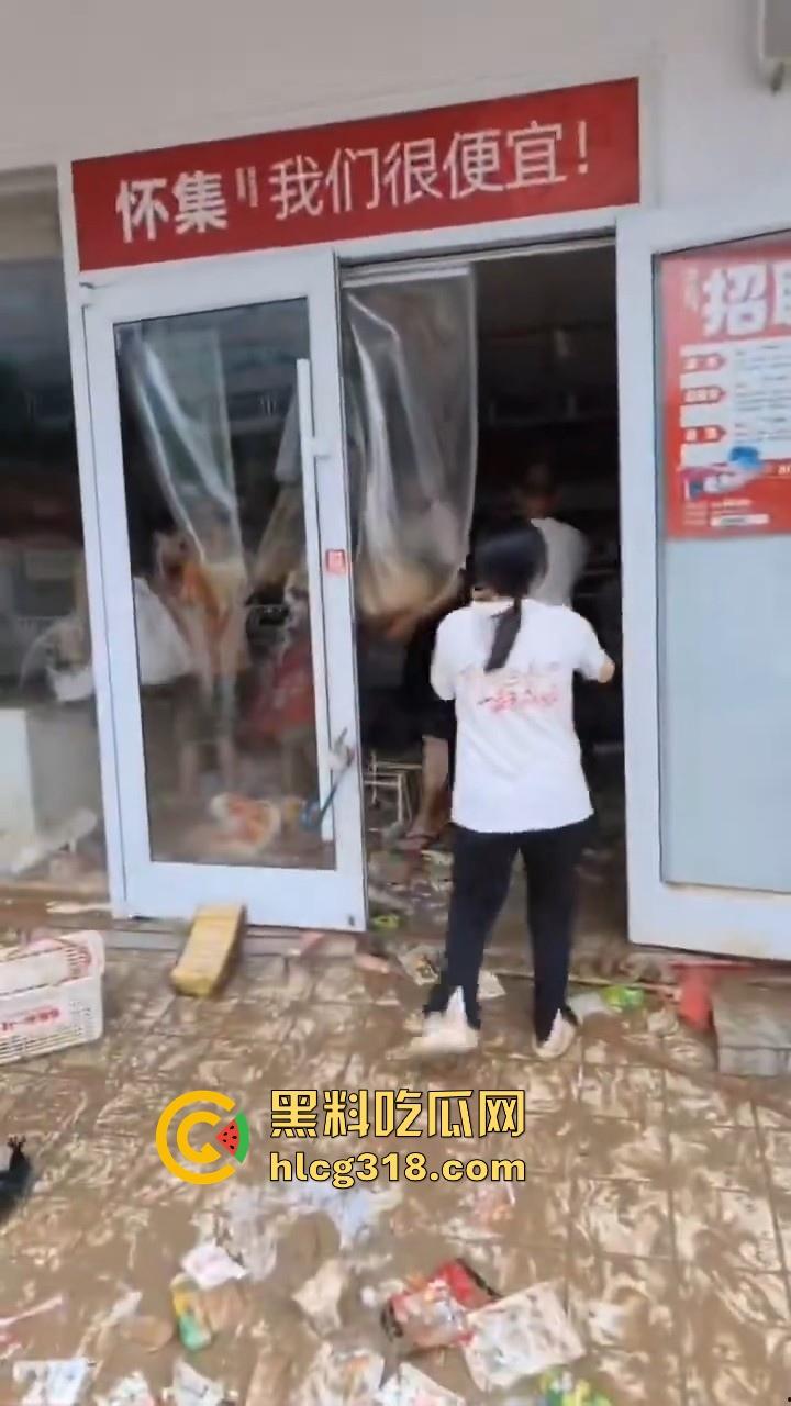 一场水灾,人性尽显!广东肇庆怀集水灾后,赵一鸣零食店遭到疯抢,竟然在广东看到0元购!-5