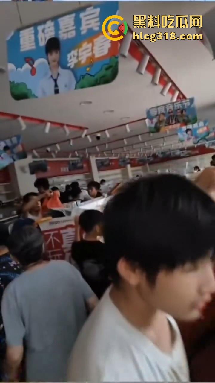 一场水灾,人性尽显!广东肇庆怀集水灾后,赵一鸣零食店遭到疯抢,竟然在广东看到0元购!-7