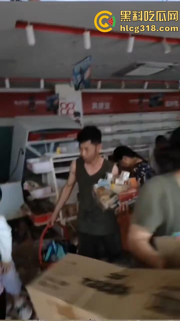 一场水灾,人性尽显!广东肇庆怀集水灾后,赵一鸣零食店遭到疯抢,竟然在广东看到0元购!-9