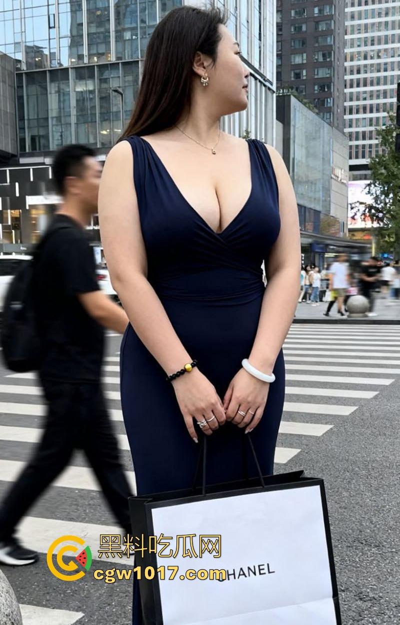 杭州微胖富婆【李美美】重金拿下自己的健身教练，巨乳坦克无套后入直接开干，肌肉教练奋力输出只为富婆满足！