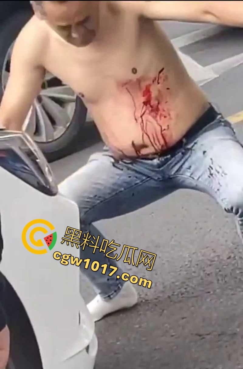 路怒症吵架秒变杀人现场!拔刀猛捅对面司机腹部,鲜血狂喷只能捂着肚子赶紧逃命!-6