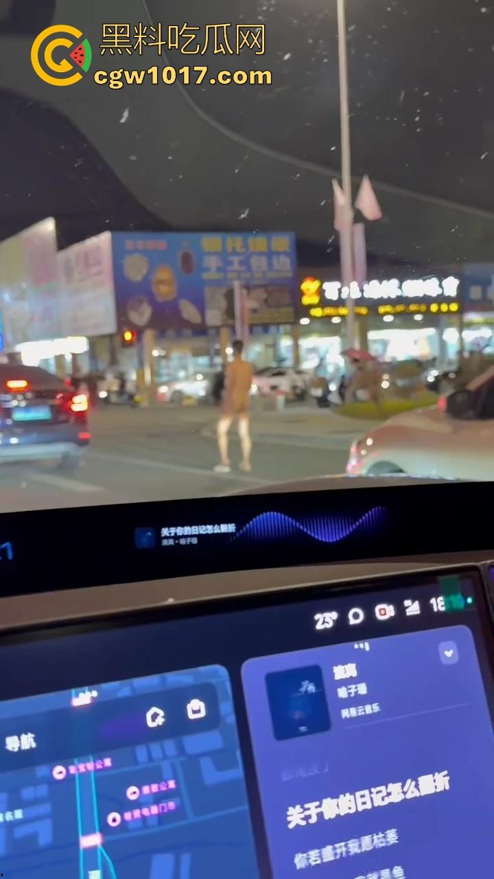 大冬天街头惊现裸男夜跑!全身脱光在车流量最大的街道夜跑,马路中央的焦点,难道什么女主人的任务啊!-6