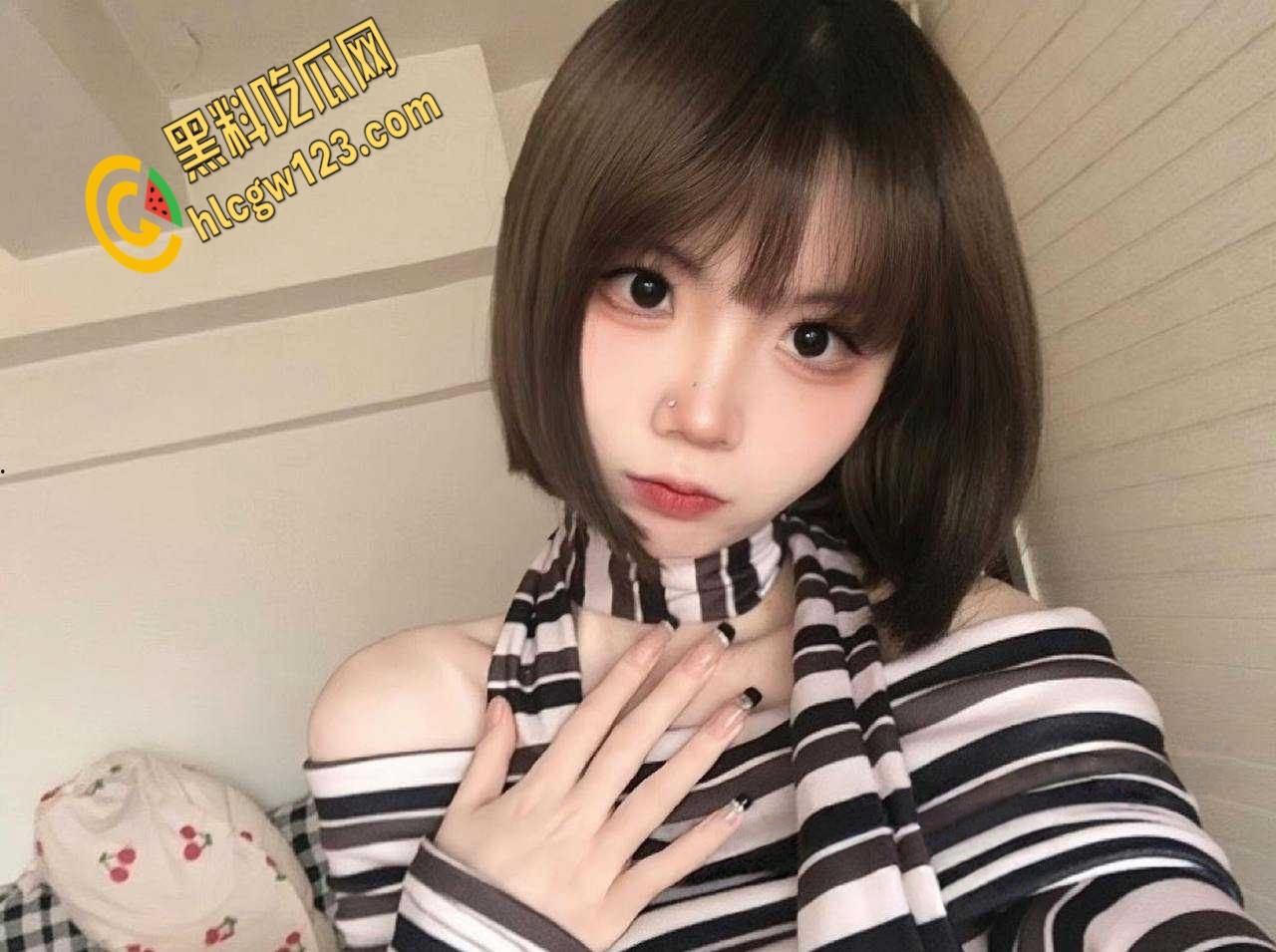 赣州师范科技学院【杨嘉婧】，青春期的身体就是躁动，粉逼都肿了嘴上还喊着我要！