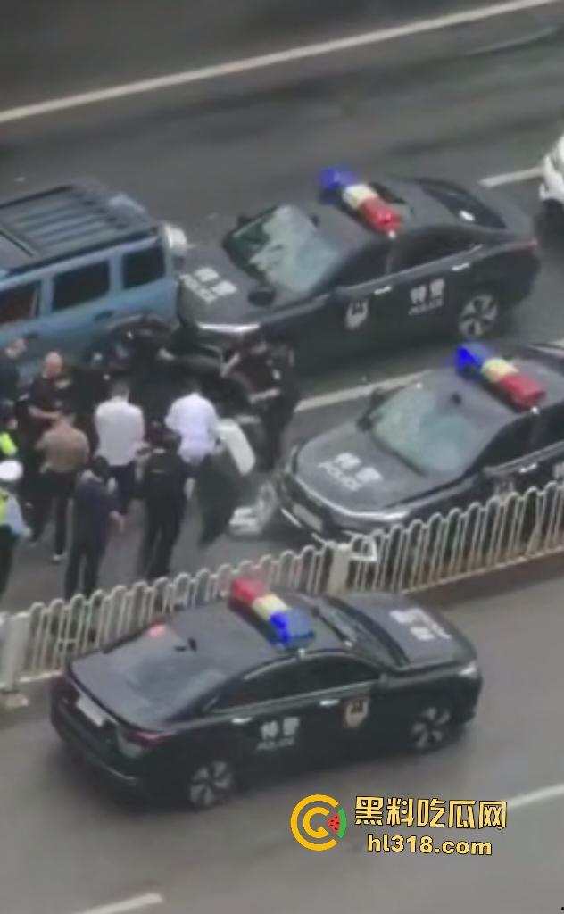 7月20日下午昆明金马坊坦克300狂飙撞人屠杀,司机被特警乱枪击毙,路人看到汽车都怕!-6