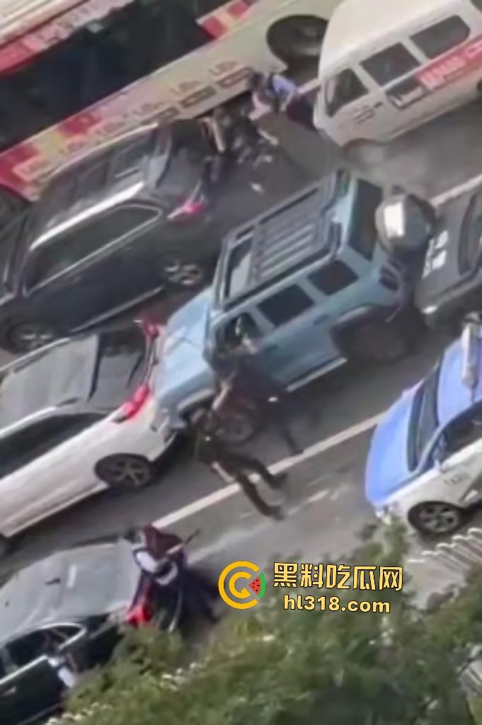 7月20日下午昆明金马坊坦克300狂飙撞人屠杀,司机被特警乱枪击毙,路人看到汽车都怕!-8