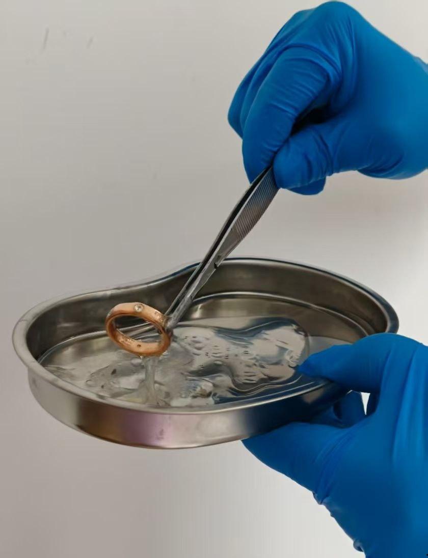 金主酒吧消费巨款,陪酒女为博金主一笑,酒后拳交,玩大了,金主爸爸手上戒指卡里面!-2