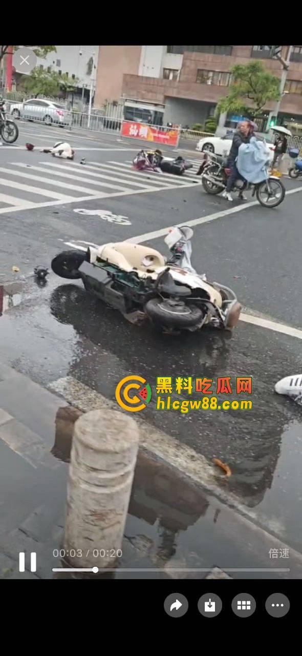 汕头金沙公园惊现飞人现场，尼桑司机神操作，一脚油门把人撞飞五六米，现场目击者吓懵！