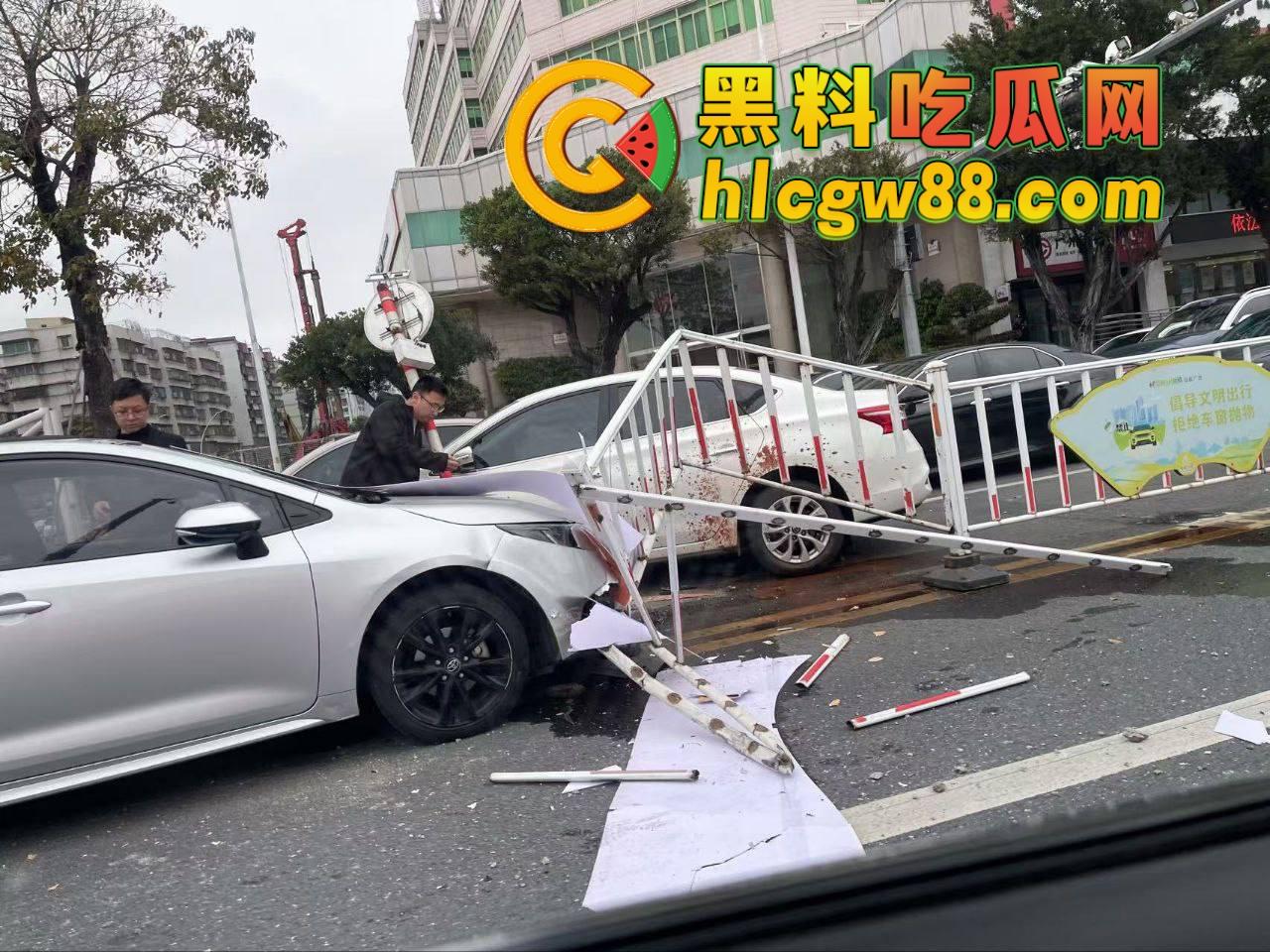 汕头金沙公园惊现飞人现场,尼桑司机神操作,一脚油门把人撞飞五六米,现场目击者吓懵!-3