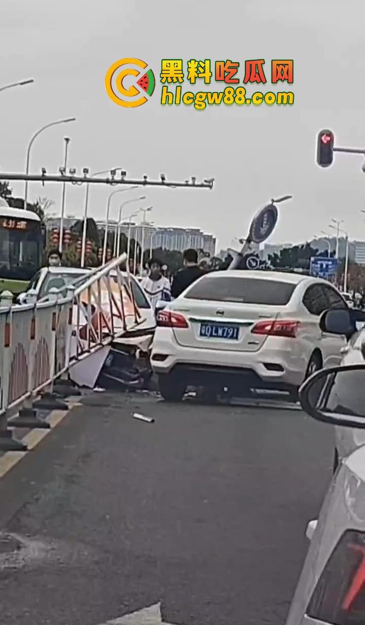 汕头金沙公园惊现飞人现场,尼桑司机神操作,一脚油门把人撞飞五六米,现场目击者吓懵!-4