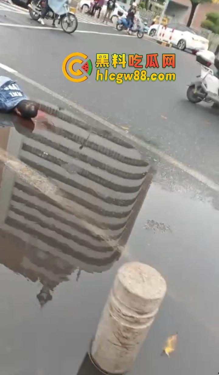 汕头金沙公园惊现飞人现场,尼桑司机神操作,一脚油门把人撞飞五六米,现场目击者吓懵!-6