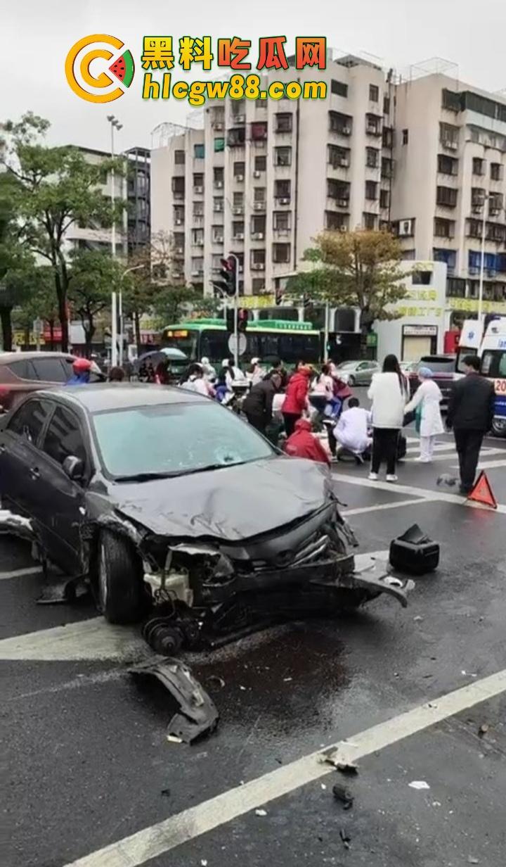 汕头金沙公园惊现飞人现场,尼桑司机神操作,一脚油门把人撞飞五六米,现场目击者吓懵!-7