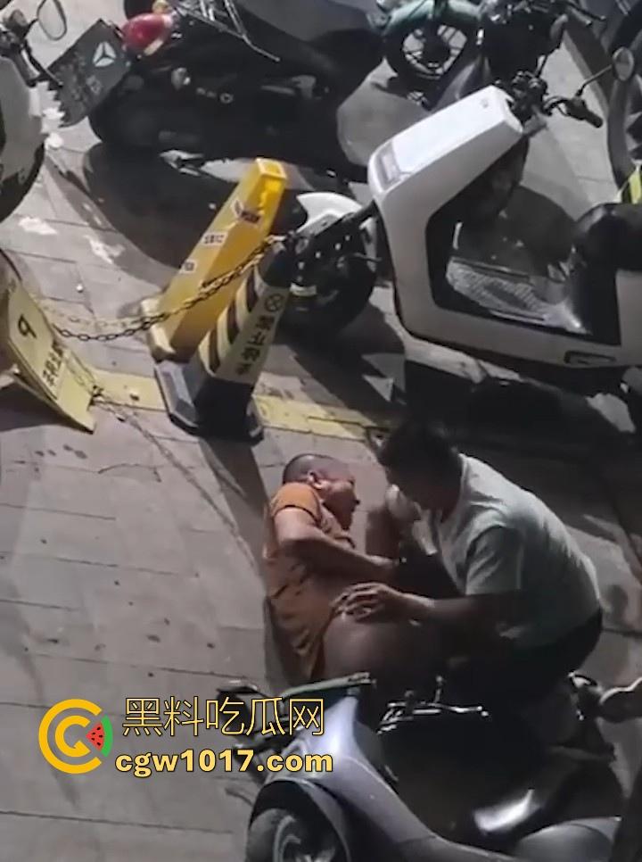 出轨女被捉奸在床，原配当街残忍暴打情夫，还想断掉情夫命根，这骚逼还一直护着，感觉这时候都缩起来了！-3