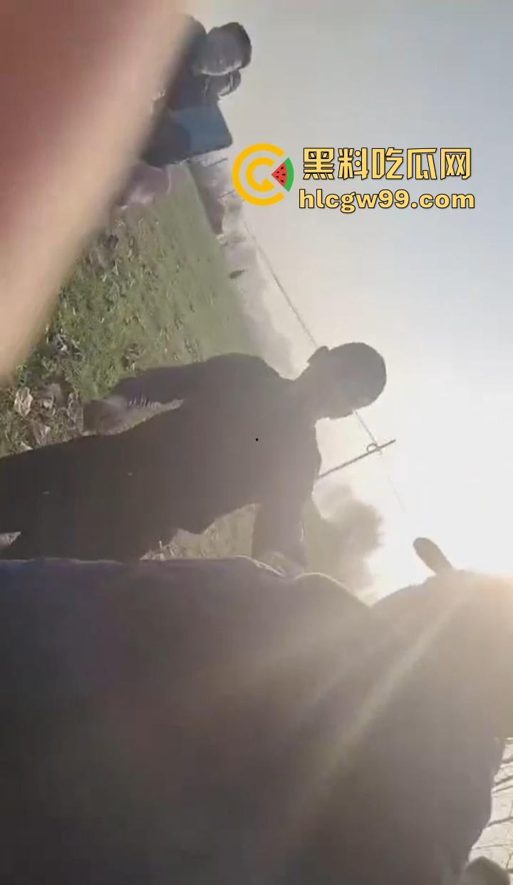 江苏五十多岁硬汉提着菜刀杀猪刀街头干架 现实版老炮儿 人狠话不多 上去就开砍!-8