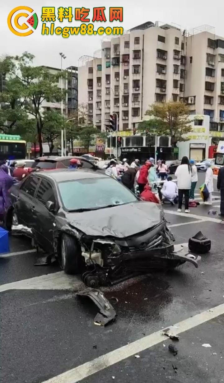 汕头金沙公园惊现飞人现场,尼桑司机神操作,一脚油门把人撞飞五六米,现场目击者吓懵!-8