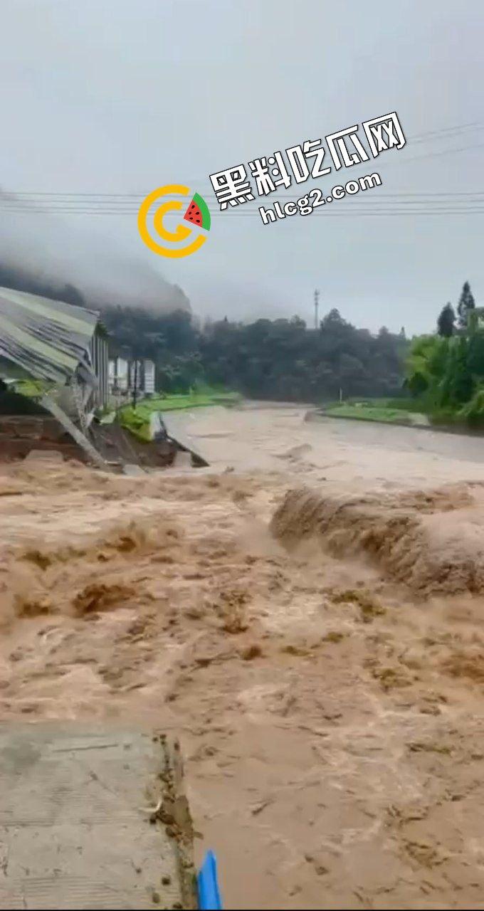 四川阿坝州九寨沟 恶劣天气导致山洪爆发泥石流 现场一片狼藉 消防人员救灾时被冲走!-4