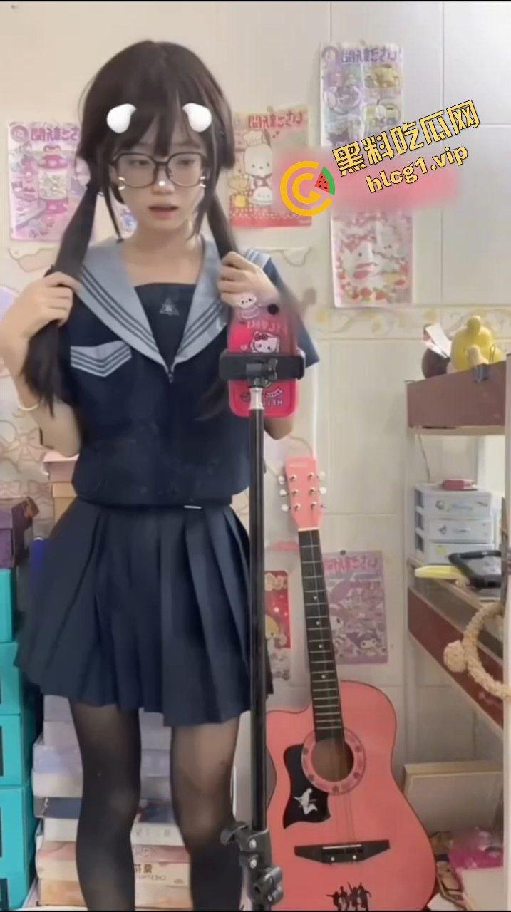 白嫩瘦体福利姬『少萝饭崽』双马尾眼镜萝莉 呻吟诱惑 脱衣自慰 超级嫩妹！