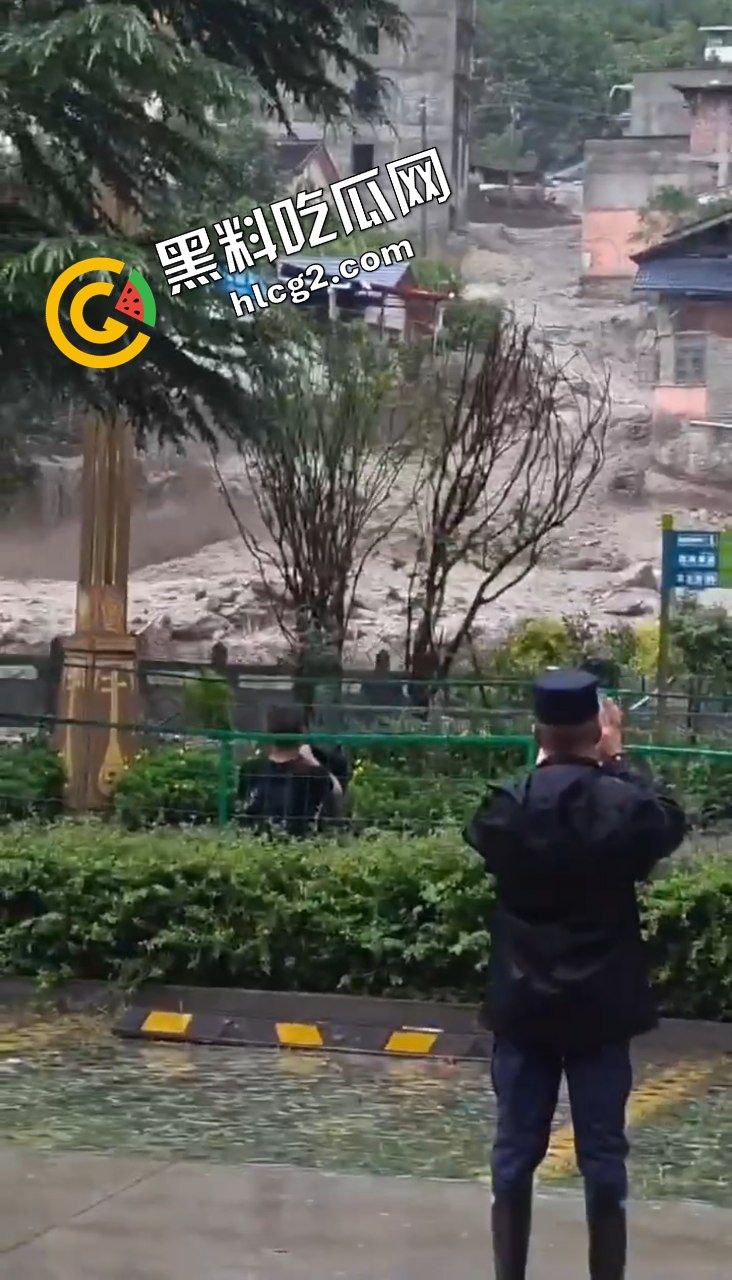 四川阿坝州九寨沟 恶劣天气导致山洪爆发泥石流 现场一片狼藉 消防人员救灾时被冲走!-5
