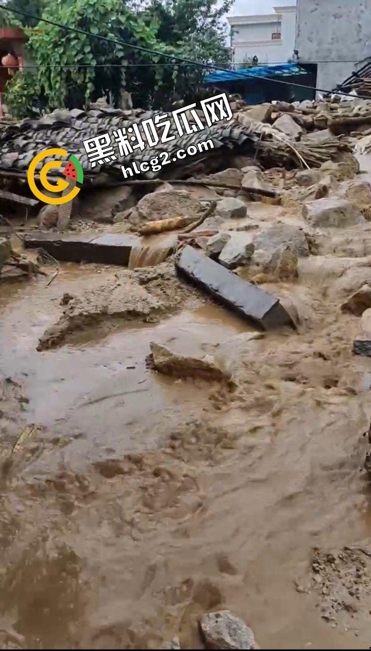 四川阿坝州九寨沟 恶劣天气导致山洪爆发泥石流 现场一片狼藉 消防人员救灾时被冲走!-6