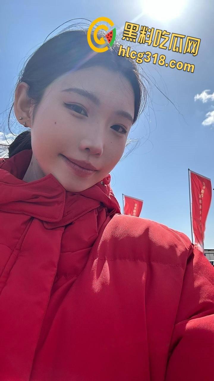 黑龙江反差婊【李丽娜】，出轨欺骗前男友，眼镜妹就是反差，情趣黑丝翘着屁股乖乖吃大屌！