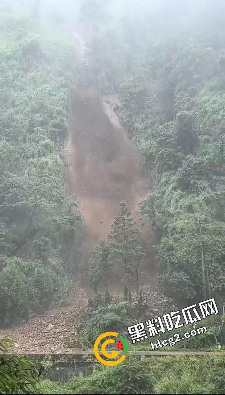 四川阿坝州九寨沟 恶劣天气导致山洪爆发泥石流 现场一片狼藉 消防人员救灾时被冲走!-7