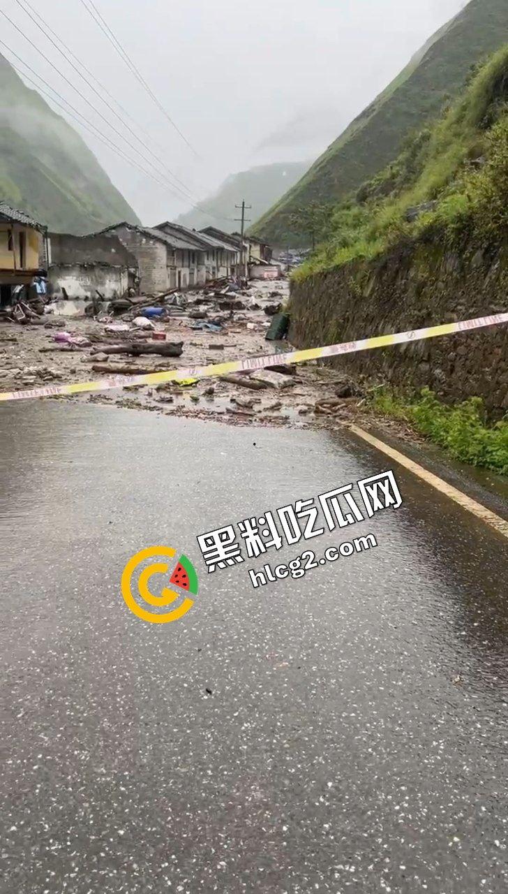 四川阿坝州九寨沟 恶劣天气导致山洪爆发泥石流 现场一片狼藉 消防人员救灾时被冲走!-8