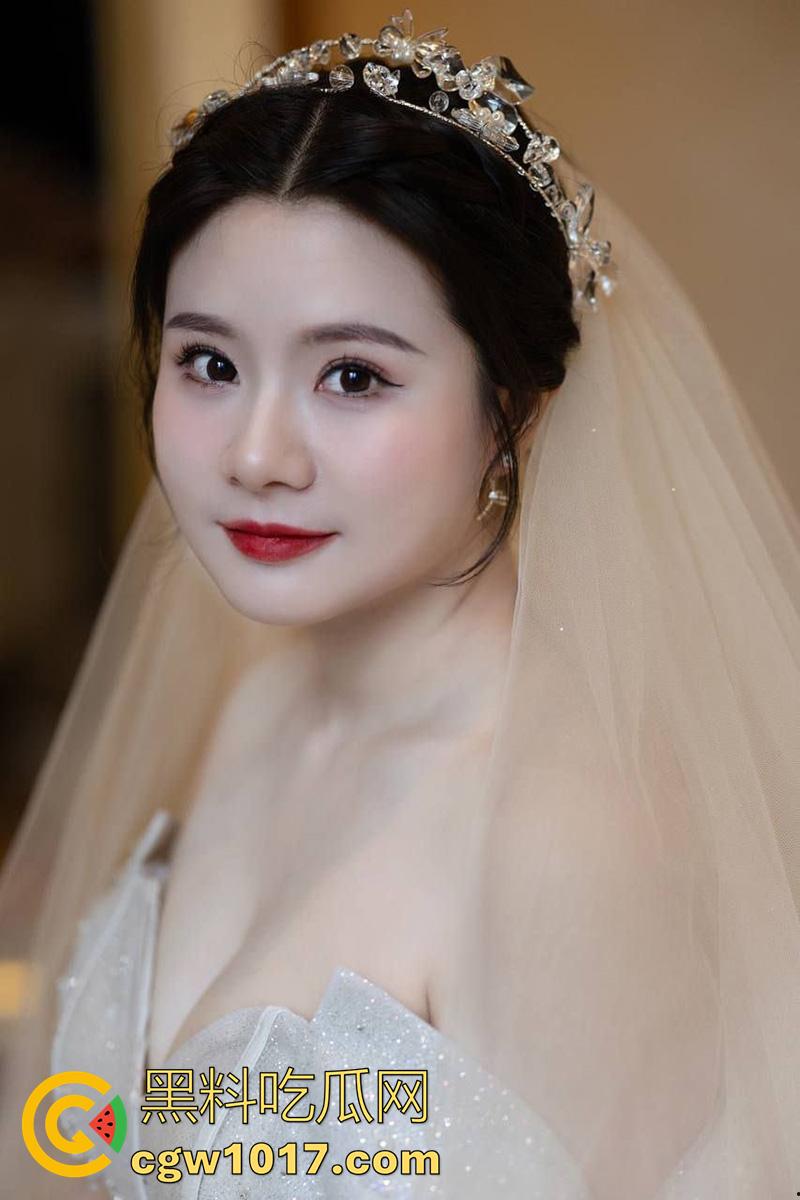 武汉中环地产中介【刘启意】，刚结婚的反差骚妇，肌肤白嫩漫画奶超诱人，背着老公偷情啪啪，被情夫报复性曝光！