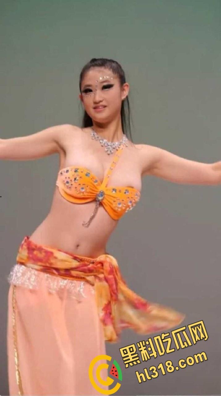 西北民族大学舞蹈学院,又出一位甩奶学妹,考试身穿抹胸吊带,硕大的奶子左摇右摆,奶头清晰可见 !-3