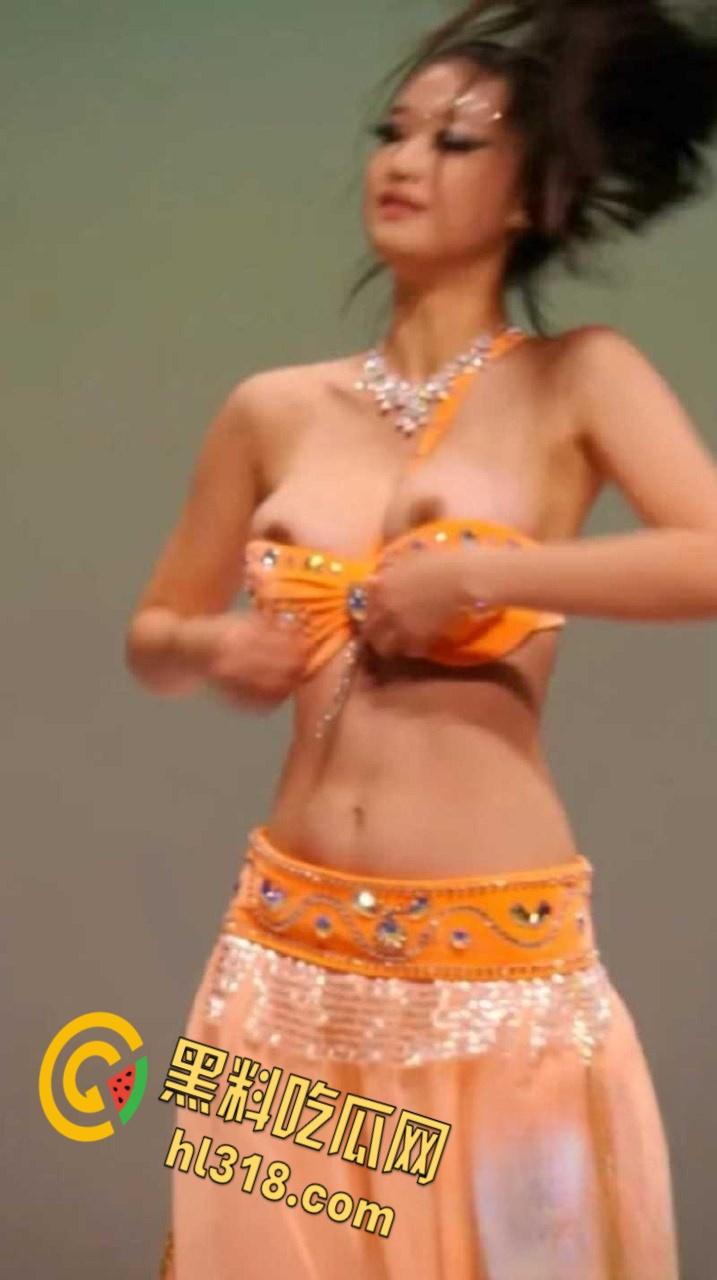 西北民族大学舞蹈学院,又出一位甩奶学妹,考试身穿抹胸吊带,硕大的奶子左摇右摆,奶头清晰可见 !-4