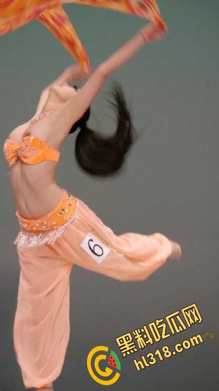 西北民族大学舞蹈学院,又出一位甩奶学妹,考试身穿抹胸吊带,硕大的奶子左摇右摆,奶头清晰可见 !-5