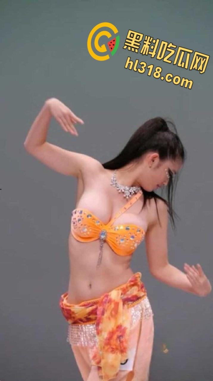 西北民族大学舞蹈学院,又出一位甩奶学妹,考试身穿抹胸吊带,硕大的奶子左摇右摆,奶头清晰可见 !-7