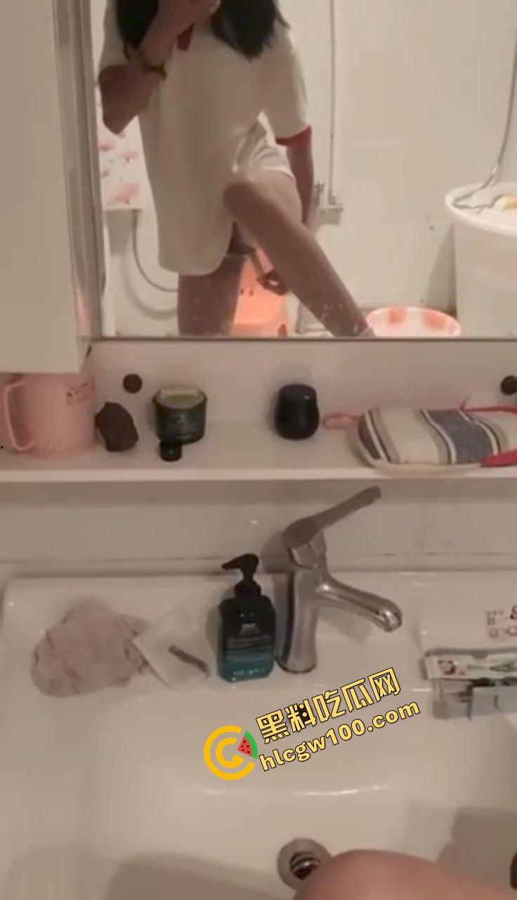 苏州经贸职业反差女大骚鸡【刘静语】本色出演发骚用牙刷自慰,露奶露逼淫荡至极!独家曝光流出!-9