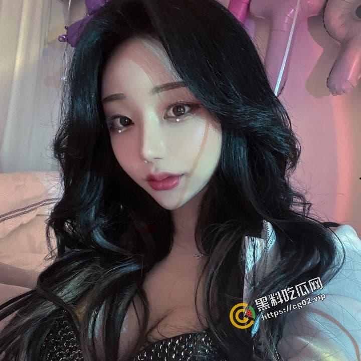 推特 韩国TS网黄 爆改款共车和壮男搞4P淫趴 轮流无套内射 比男演员的都大  快去泰国阉了吧-3