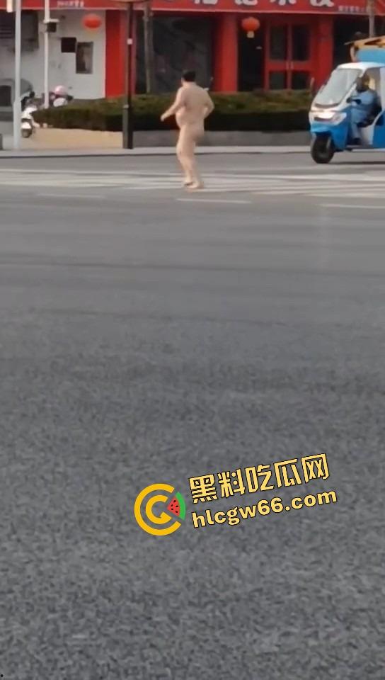 热到发疯？石家庄肥宅裸男街头裸奔！斑马线跪地膜拜，一身肉抖得像猪妖下凡，现场比妖都离谱！-8