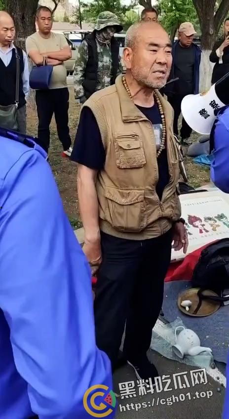 沈阳鲁园大爷板砖掀飞城管现场！暴躁大爷板砖教训嚣张城管 当场脑袋开瓢 东北大爷就是彪悍