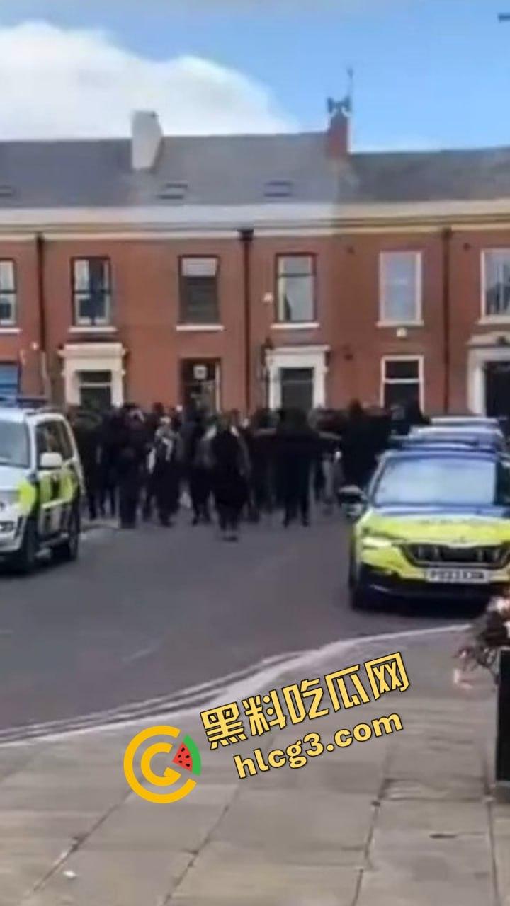 英国移民集会冲突升级:武装移民群体街头抗议引发暴力冲突!-4