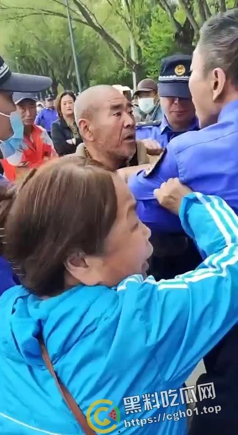 沈阳鲁园大爷板砖掀飞城管现场!暴躁大爷板砖教训嚣张城管 当场脑袋开瓢 东北大爷就是彪悍-2