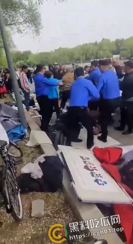 沈阳鲁园大爷板砖掀飞城管现场!暴躁大爷板砖教训嚣张城管 当场脑袋开瓢 东北大爷就是彪悍-3